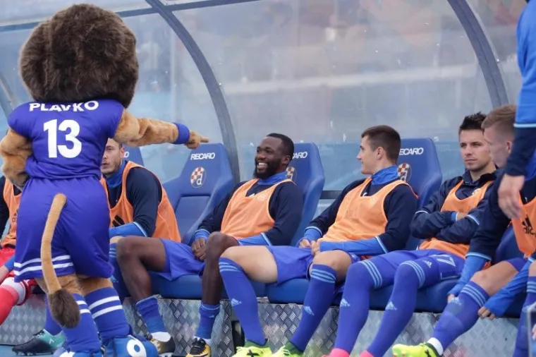 OVAKO TO IZGLEDA KAD SE HRVATSKI VELIKANI SUDARE: Rovovska bitka na travnjaku Zagrepčana i Splićana