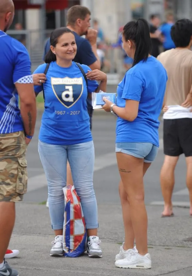 Spremalo se nevrijeme, nebo je sve više i više bilo tamnije, ali Dinamove navijače niti to nije preplašilo da ne dođu na derbi protiv Hajduka. Pa niti njih dvije.
