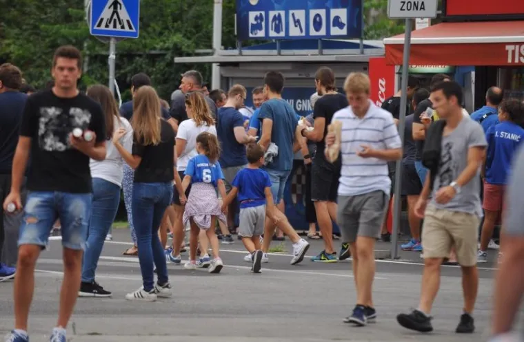 NITI LOŠE VRIJEME NIJE SPRIJEČILO MODRI NAVIJAČKI PUK: Osjetite dašak atmosfere uoči najvećeg hrvatskog derbija