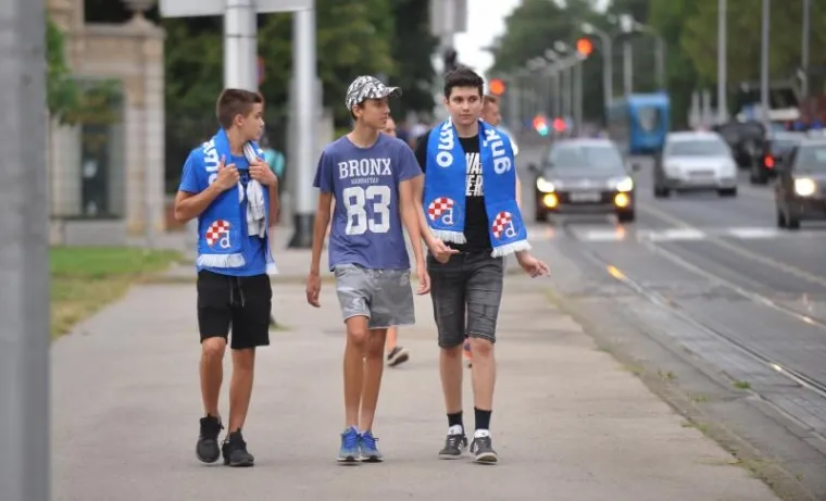 NITI LOŠE VRIJEME NIJE SPRIJEČILO MODRI NAVIJAČKI PUK: Osjetite dašak atmosfere uoči najvećeg hrvatskog derbija