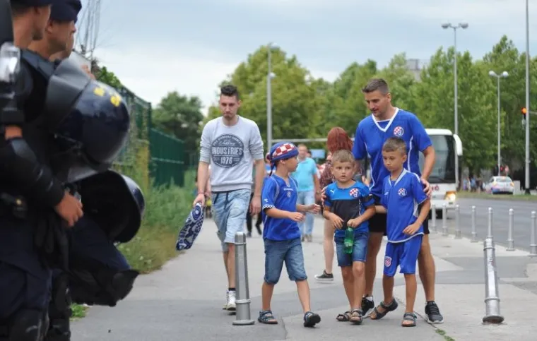 NITI LO&Scaron;E VRIJEME NIJE SPRIJEČILO MODRI NAVIJAČKI PUK: Osjetite da&scaron;ak atmosfere uoči najvećeg hrvatskog derbija