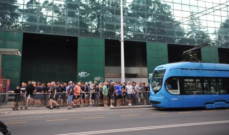 NITI LO&Scaron;E VRIJEME NIJE SPRIJEČILO MODRI NAVIJAČKI PUK: Osjetite da&scaron;ak atmosfere uoči najvećeg hrvatskog derbija