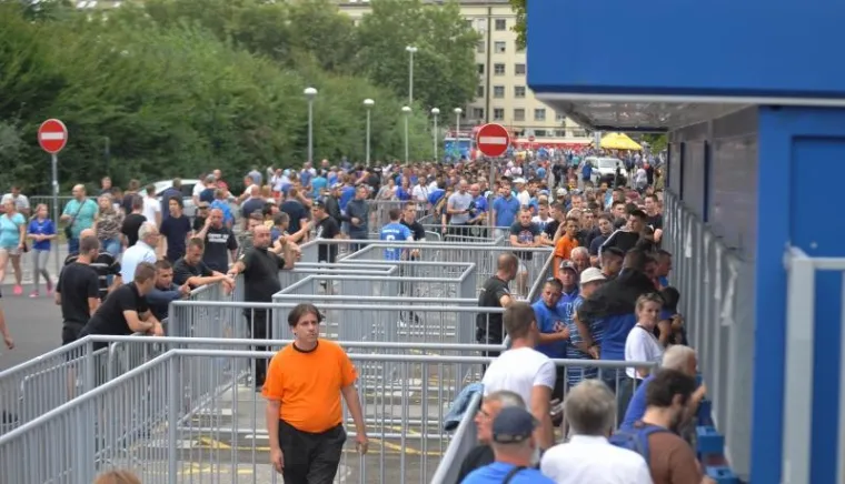 NITI LO&Scaron;E VRIJEME NIJE SPRIJEČILO MODRI NAVIJAČKI PUK: Osjetite da&scaron;ak atmosfere uoči najvećeg hrvatskog derbija