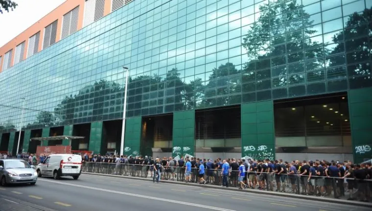 NITI LO&Scaron;E VRIJEME NIJE SPRIJEČILO MODRI NAVIJAČKI PUK: Osjetite da&scaron;ak atmosfere uoči najvećeg hrvatskog derbija