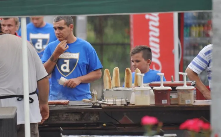 NITI LO&Scaron;E VRIJEME NIJE SPRIJEČILO MODRI NAVIJAČKI PUK: Osjetite da&scaron;ak atmosfere uoči najvećeg hrvatskog derbija