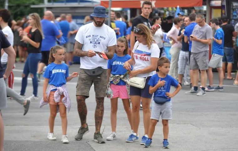 NITI LO&Scaron;E VRIJEME NIJE SPRIJEČILO MODRI NAVIJAČKI PUK: Osjetite da&scaron;ak atmosfere uoči najvećeg hrvatskog derbija