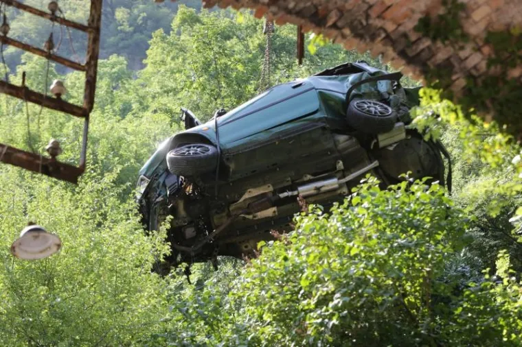 Na prilazu centru Rijeke, u Ulici Franje Račkoga koja spaja Rijeku i Orehovicu, a nadvija se nad duboki kanjon, rano jutros do&scaron;lo je do prometne nesreće u kojoj je jedna osoba poginula a jo&scaron; troje ljudi je te&scaron;ko ozljedeno. Vozilo je oko 3.40 sati, iz zasad jo&scaron; neutvrđenih razloga, probilo za&scaron;titnu ogradu koja se mjestimično nalazi na prometnici i survalo u provaliju duboku 60-tak metara.