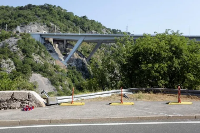 TE&Scaron;KA PROMETNA NESREĆA U RIJECI: Automobil probio za&scaron;titu ogradu i slatio u kanjon dubok 60 metara