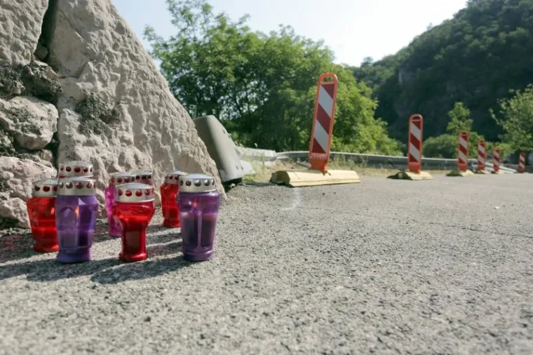 TE&Scaron;KA PROMETNA NESREĆA U RIJECI: Automobil probio za&scaron;titu ogradu i slatio u kanjon dubok 60 metara