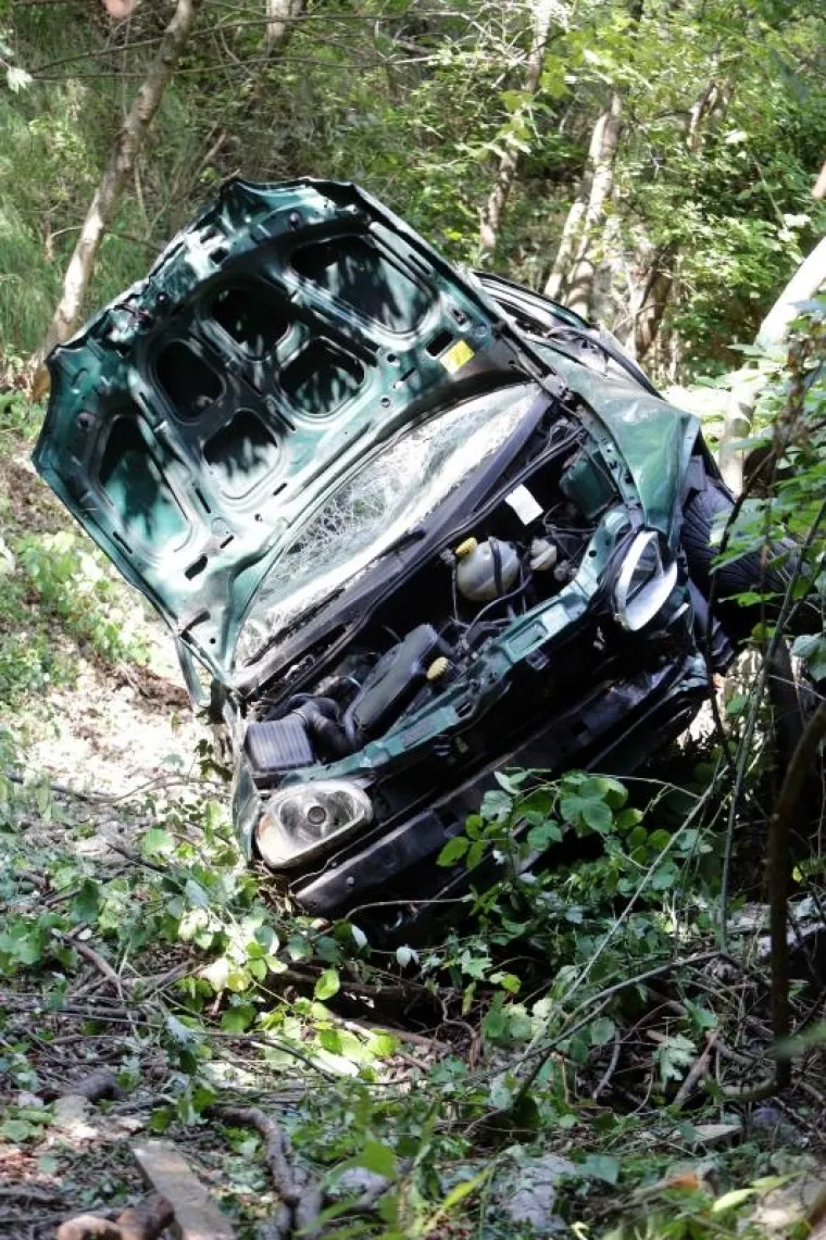 TE&Scaron;KA PROMETNA NESREĆA U RIJECI: Automobil probio za&scaron;titu ogradu i slatio u kanjon dubok 60 metara