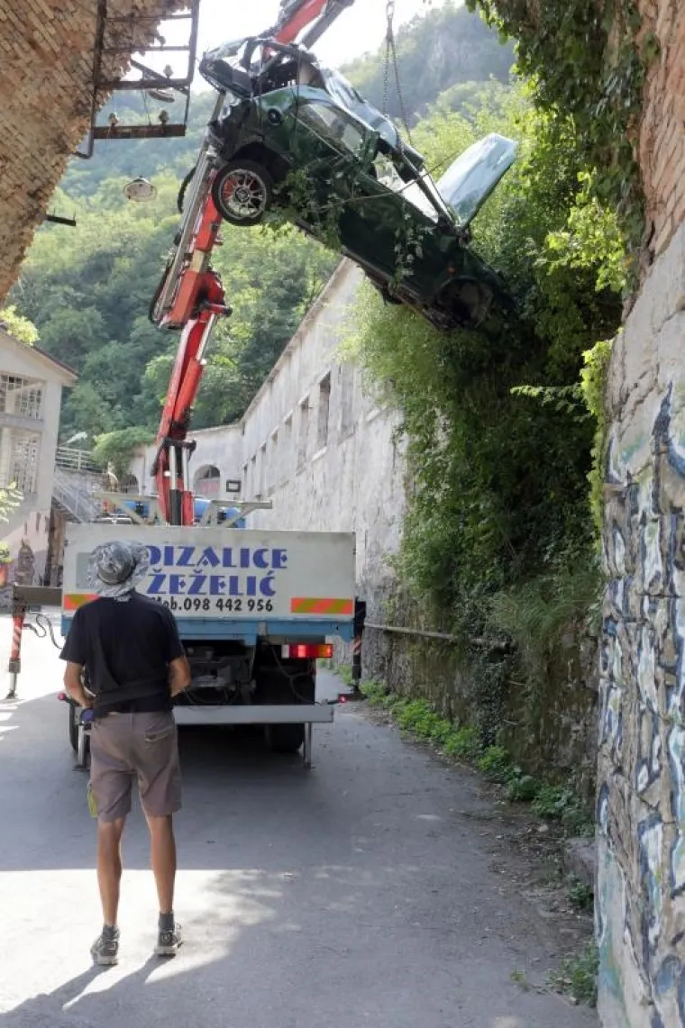 TE&Scaron;KA PROMETNA NESREĆA U RIJECI: Automobil probio za&scaron;titu ogradu i slatio u kanjon dubok 60 metara