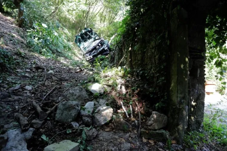 TE&Scaron;KA PROMETNA NESREĆA U RIJECI: Automobil probio za&scaron;titu ogradu i slatio u kanjon dubok 60 metara