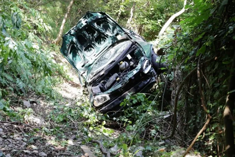 TE&Scaron;KA PROMETNA NESREĆA U RIJECI: Automobil probio za&scaron;titu ogradu i slatio u kanjon dubok 60 metara