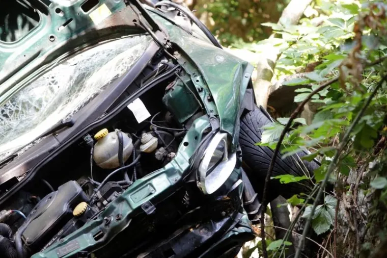 TE&Scaron;KA PROMETNA NESREĆA U RIJECI: Automobil probio za&scaron;titu ogradu i slatio u kanjon dubok 60 metara
