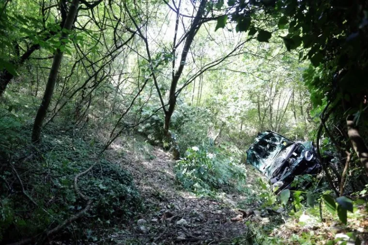 TE&Scaron;KA PROMETNA NESREĆA U RIJECI: Automobil probio za&scaron;titu ogradu i slatio u kanjon dubok 60 metara