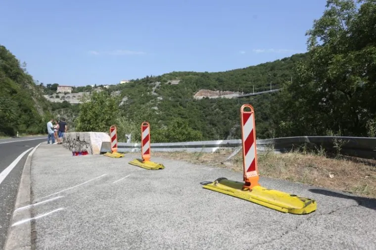 TE&Scaron;KA PROMETNA NESREĆA U RIJECI: Automobil probio za&scaron;titu ogradu i slatio u kanjon dubok 60 metara