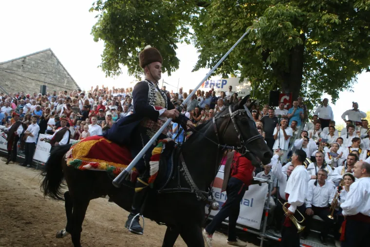 Slavodobitnik 302. Alke je Alen Poljak, od predsjednice dobio zlatni prsten s hrvatskim grbom