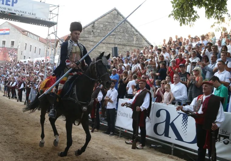 Slavodobitnik 302. Alke je Alen Poljak, od predsjednice dobio zlatni prsten s hrvatskim grbom