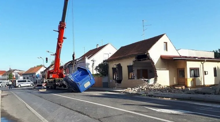 Zabio se punom brzinom: Kamionom poru&scaron;io kuću u Varaždinu