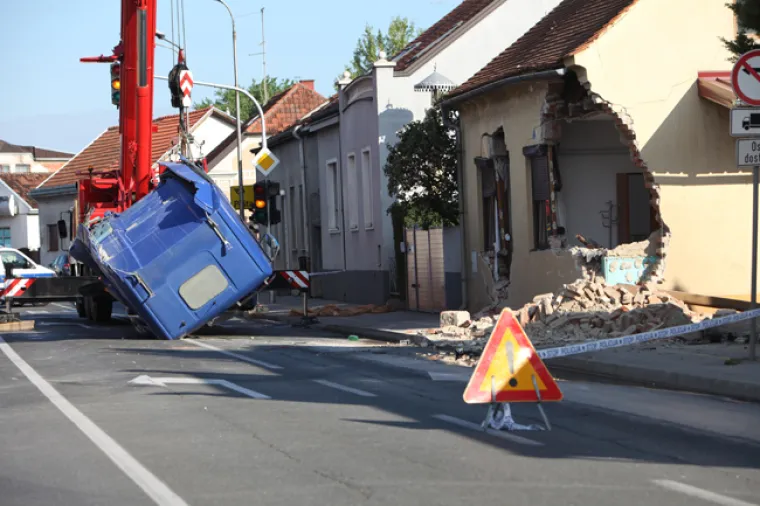 Zabio se punom brzinom: Kamionom poru&scaron;io kuću u Varaždinu