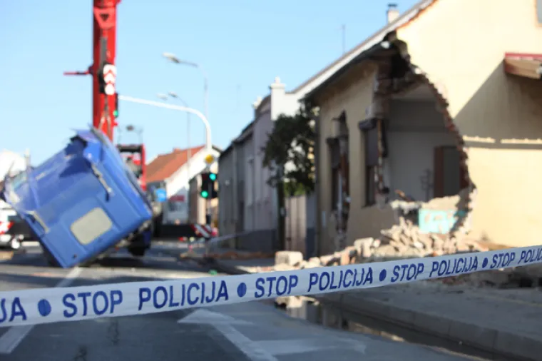 Zabio se punom brzinom: Kamionom poru&scaron;io kuću u Varaždinu