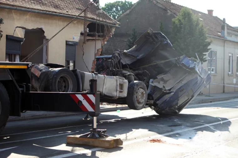 Zabio se punom brzinom: Kamionom poru&scaron;io kuću u Varaždinu