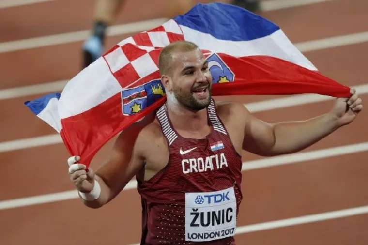 Hrvatska zastava ponosno se viorila u Stipinim rukama.