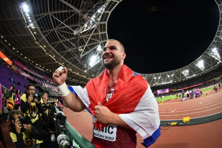SLIKA GOVORI VIŠE OD TISUĆU RIJEČI: Stipe kao od šale dignuo svjetskog prvaka teškog 120 kg
