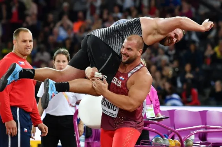 Stipe ga je dignuo kao od &scaron;ale. A radi se  čovjeku koji je visok 185 cm i težak 120 kg.
