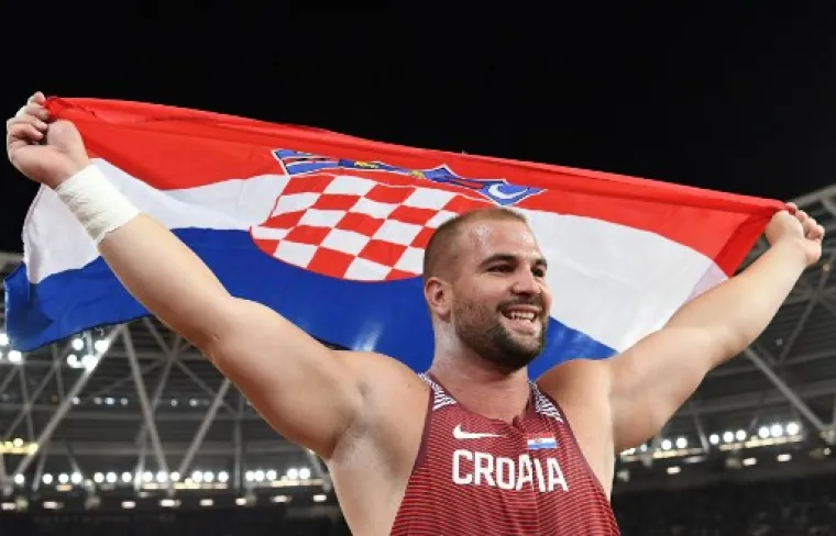 SLIKA GOVORI VI&Scaron;E OD TISUĆU RIJEČI: Stipe kao od &scaron;ale dignuo svjetskog prvaka te&scaron;kog 120 kg