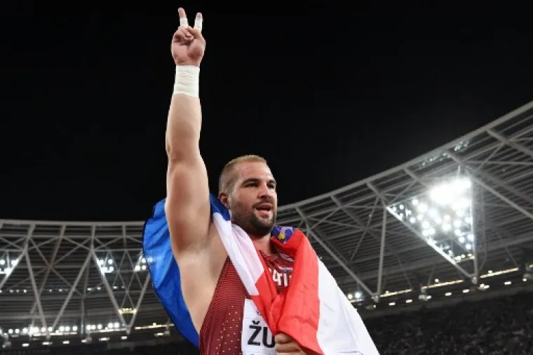 SLIKA GOVORI VI&Scaron;E OD TISUĆU RIJEČI: Stipe kao od &scaron;ale dignuo svjetskog prvaka te&scaron;kog 120 kg