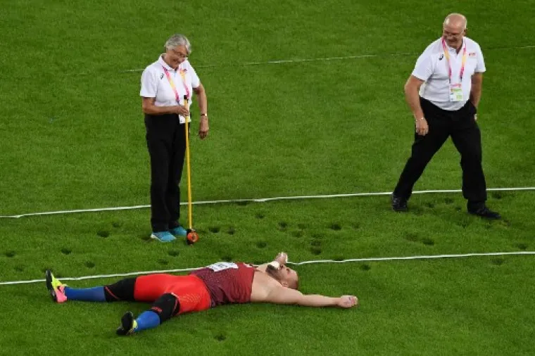 SLIKA GOVORI VI&Scaron;E OD TISUĆU RIJEČI: Stipe kao od &scaron;ale dignuo svjetskog prvaka te&scaron;kog 120 kg