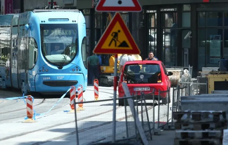Vozeći autom po Trgu bana Josipa Jelačića vozač je zalutao među radove u Juri&scaron;ićevoj ulici. Radnici su ga na vrijeme zaustavili, a građani mu pomogli da nađe ispravan put.
