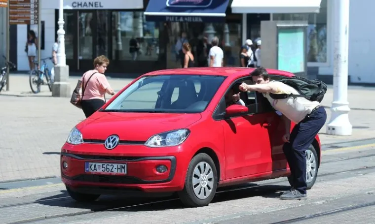 Vozeći autom po Trgu bana Josipa Jelačića vozač je zalutao među radove u Juri&scaron;ićevoj ulici. Radnici su ga na vrijeme zaustavili, a građani mu pomogli da nađe ispravan put.