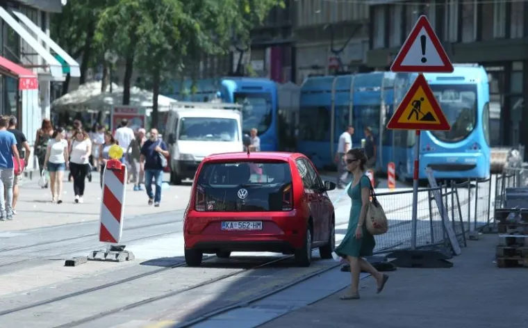 Vozeći autom po Trgu bana Josipa Jelačića vozač je zalutao među radove u Juri&scaron;ićevoj ulici. Radnici su ga na vrijeme zaustavili, a građani mu pomogli da nađe ispravan put.