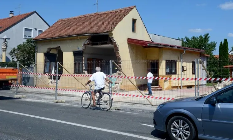 Razru&scaron;ena kuća u Optujskoj ulici, u koju se zabio kamion u ranim jutarnjim satima.