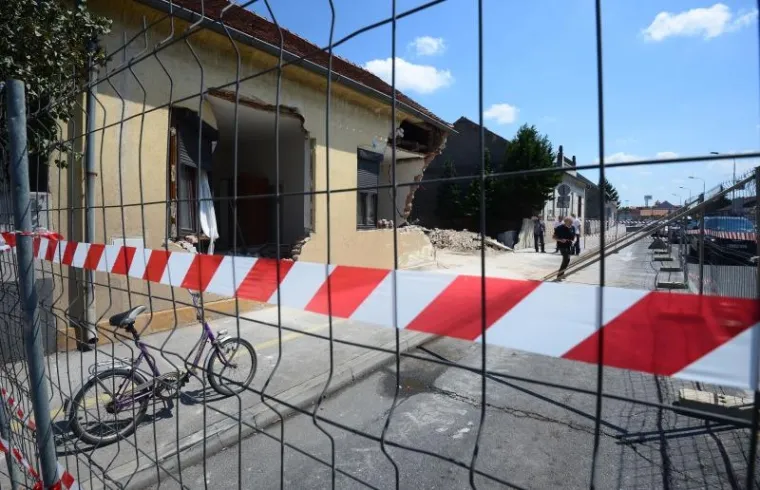 Razru&scaron;ena kuća u Optujskoj ulici, u koju se zabio kamion u ranim jutarnjim satima.