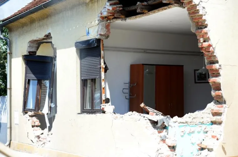 Razru&scaron;ena kuća u Optujskoj ulici, u koju se zabio kamion u ranim jutarnjim satima.