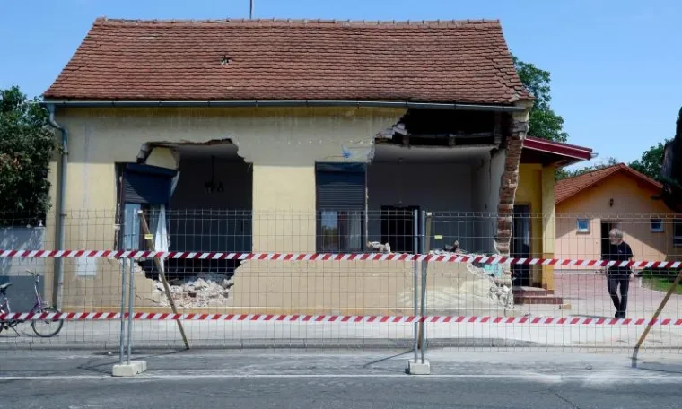 Razru&scaron;ena kuća u Optujskoj ulici, u koju se zabio kamion u ranim jutarnjim satima.