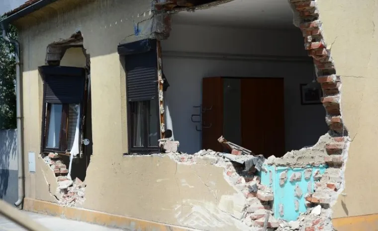 Razru&scaron;ena kuća u Optujskoj ulici, u koju se zabio kamion u ranim jutarnjim satima.