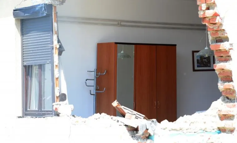 Razru&scaron;ena kuća u Optujskoj ulici, u koju se zabio kamion u ranim jutarnjim satima.