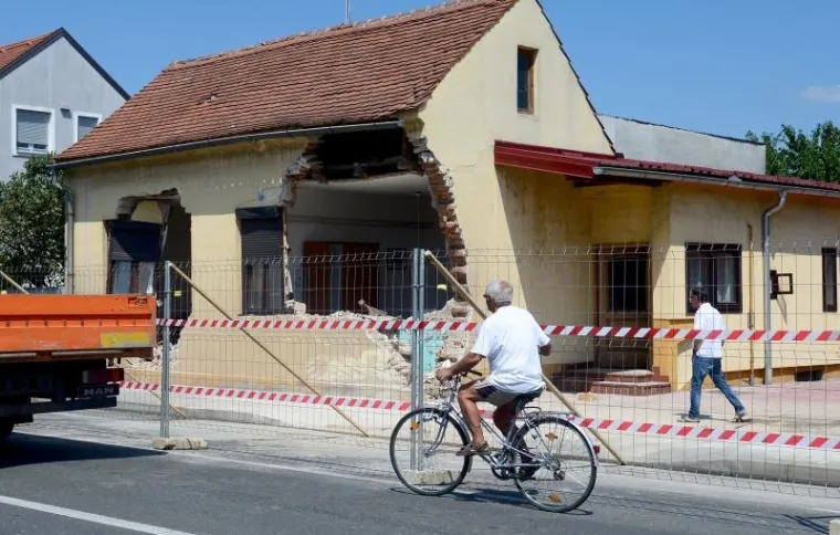Razru&scaron;ena kuća u Optujskoj ulici, u koju se zabio kamion u ranim jutarnjim satima.