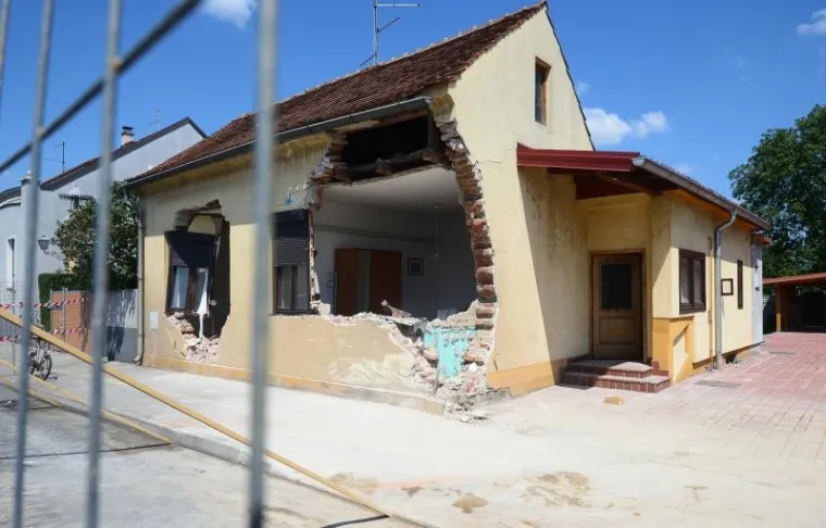 Razru&scaron;ena kuća u Optujskoj ulici, u koju se zabio kamion u ranim jutarnjim satima.