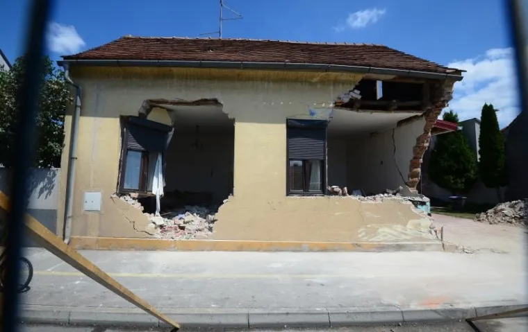 Razru&scaron;ena kuća u Optujskoj ulici, u koju se zabio kamion u ranim jutarnjim satima.