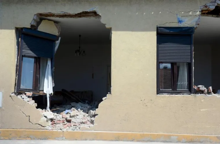 Razru&scaron;ena kuća u Optujskoj ulici, u koju se zabio kamion u ranim jutarnjim satima.