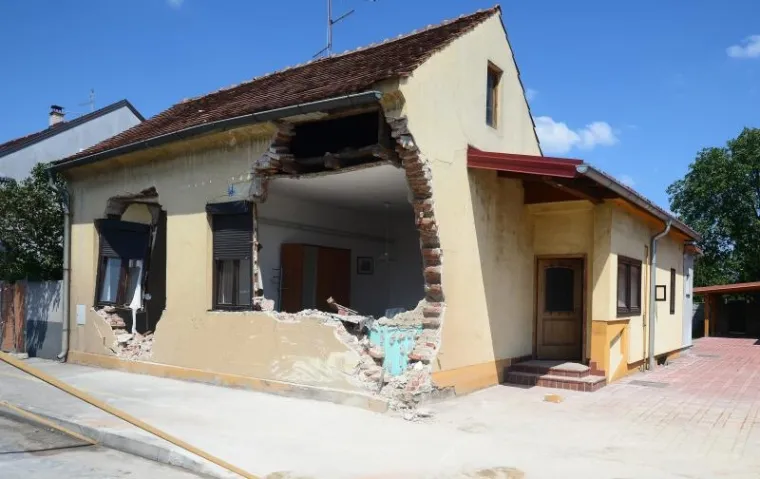 Razru&scaron;ena kuća u Optujskoj ulici, u koju se zabio kamion u ranim jutarnjim satima.
