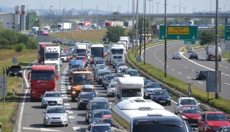 Gužve na Lučkom prema moru od 3 kilometra.