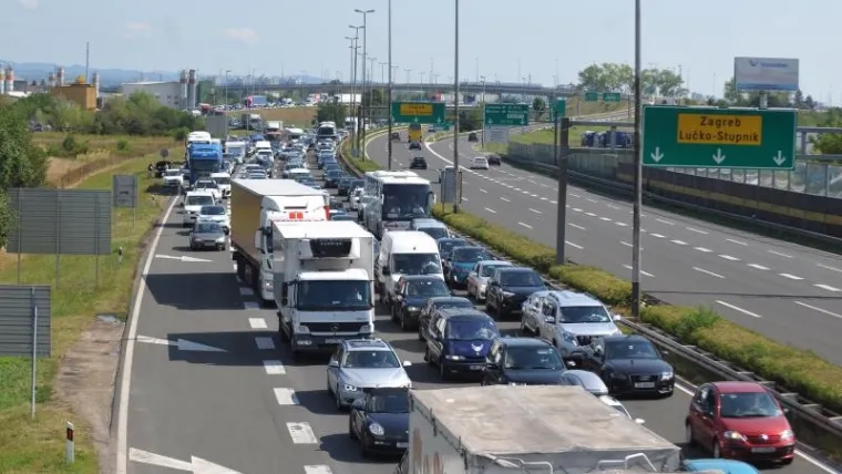 Gužve na Lučkom prema moru od 3 kilometra.