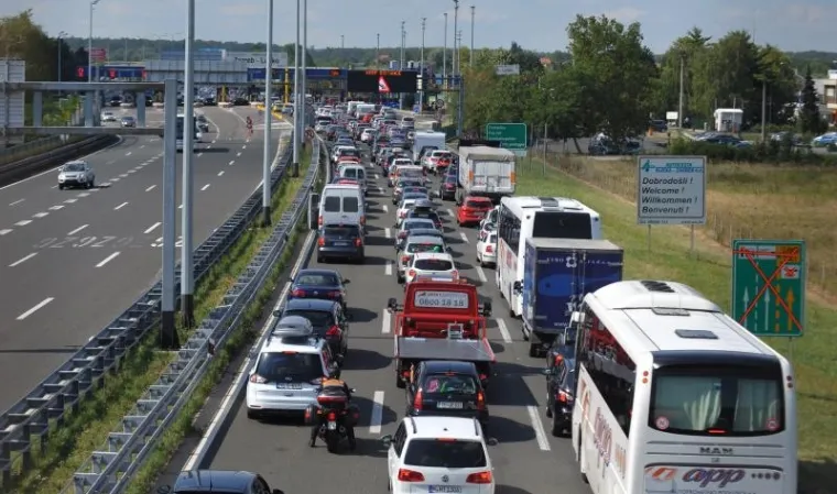 Gužve na Lučkom prema moru od 3 kilometra.