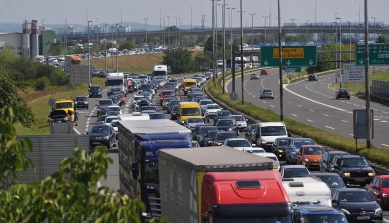 Gužve na Lučkom prema moru od 3 kilometra.
